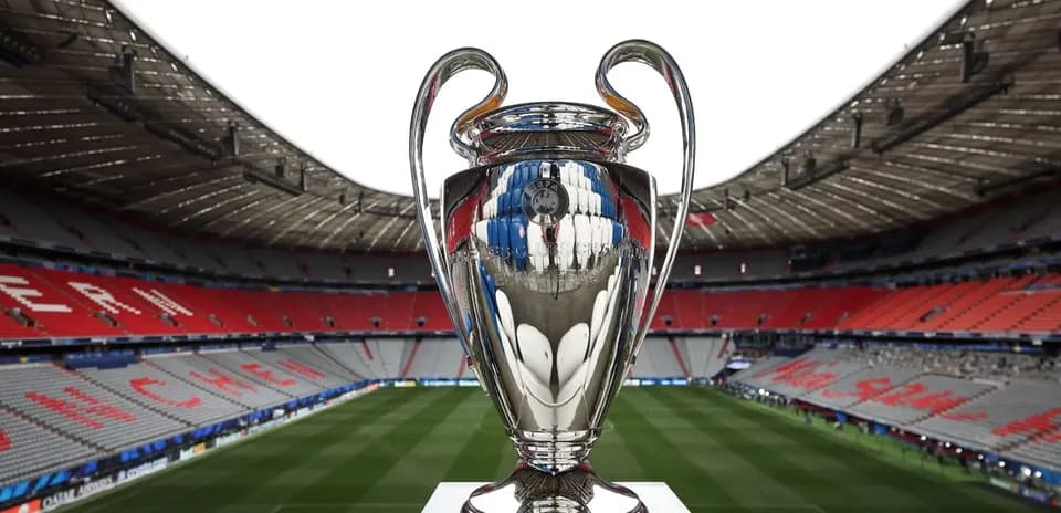 Trofeo de la UEFA Champions League en estadio vacío Trofeo de la UEFA Champions League en estadio vacío