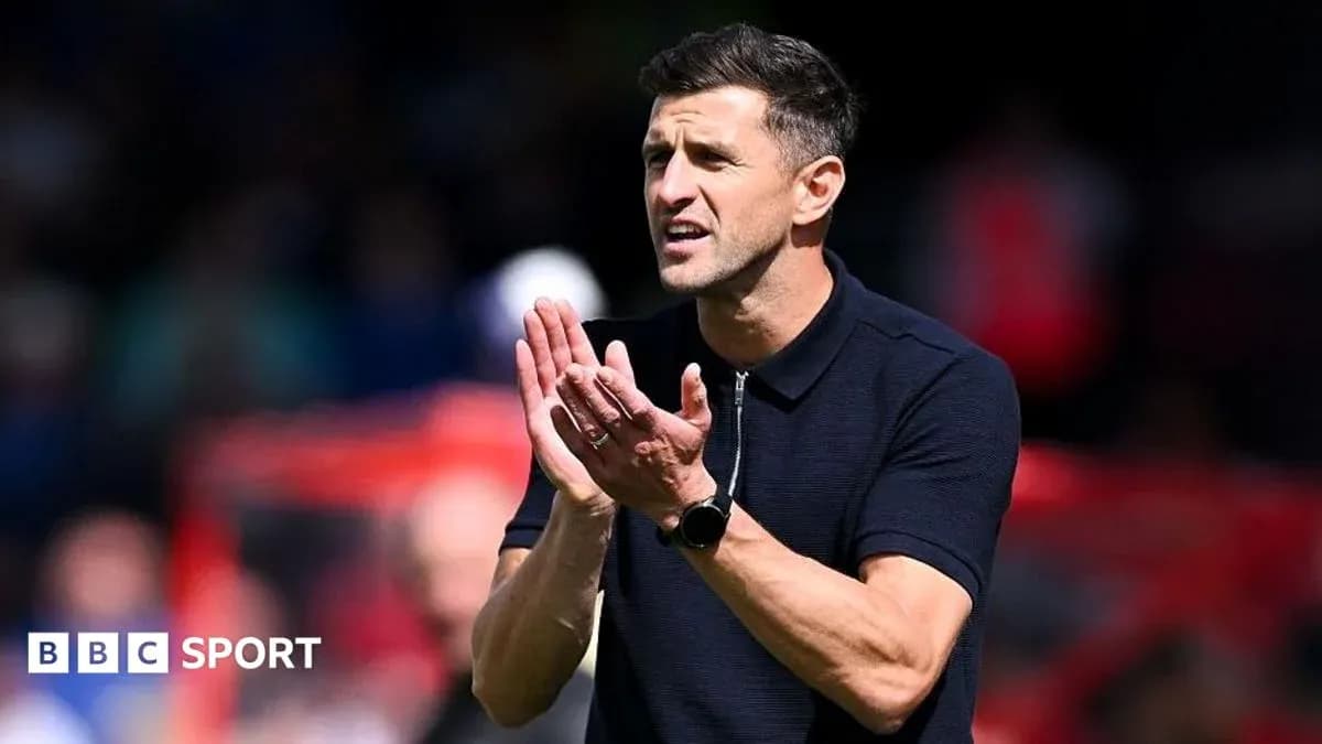 Entrenador aplaudiendo durante un partido de fútbol Entrenador aplaudiendo durante un partido de fútbol