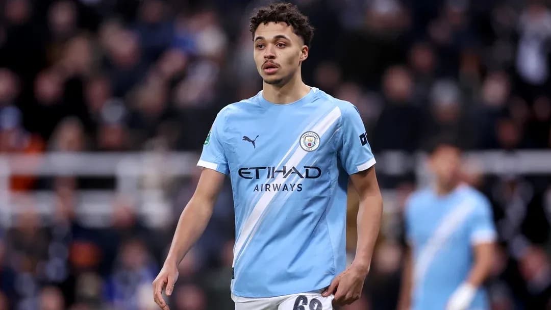 Jugador de Manchester City en acción durante el partido Jugador de Manchester City en acción durante el partido