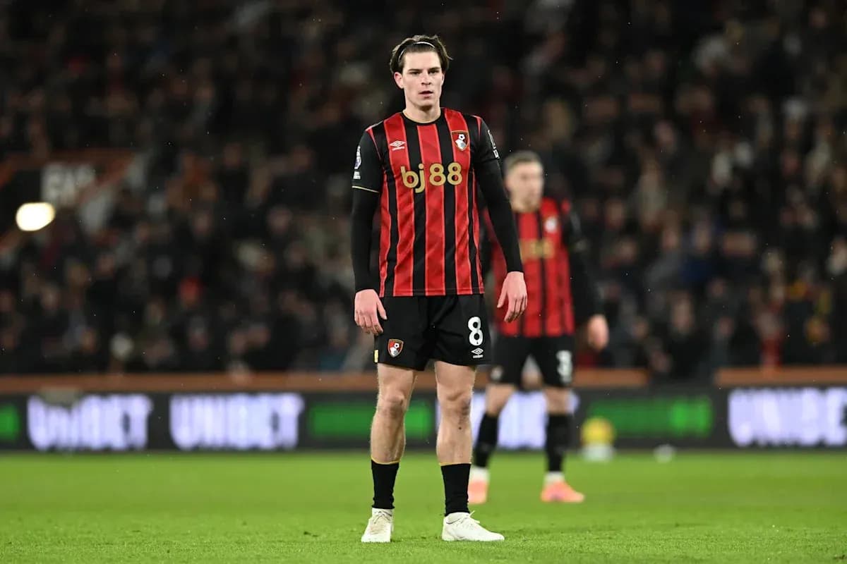 Jugador de Bournemouth en el campo durante un partido Jugador de Bournemouth en el campo durante un partido