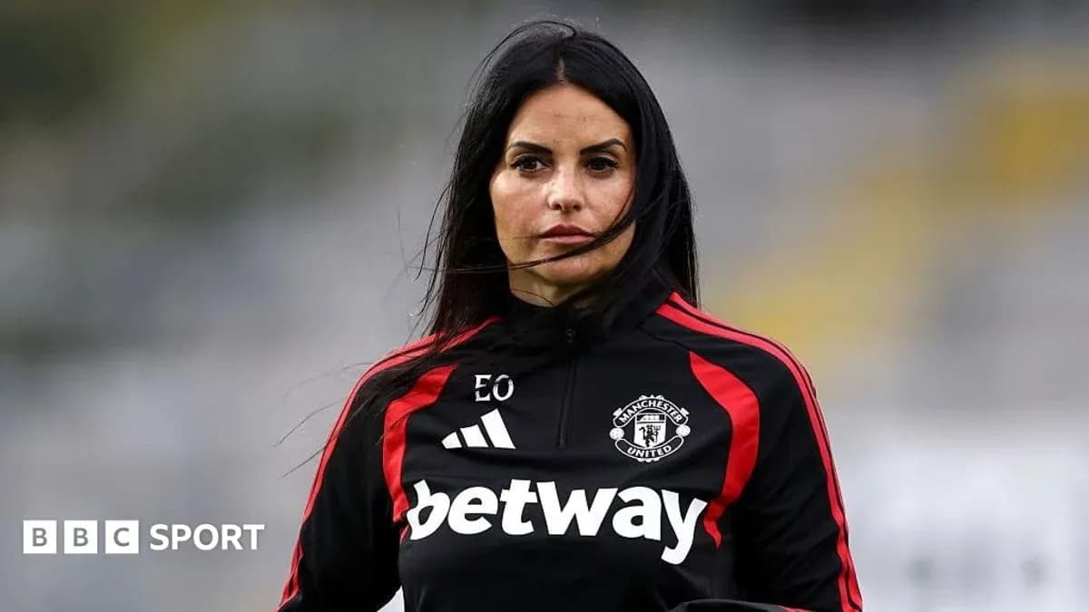Entrenadora de Manchester United en el campo Entrenadora de Manchester United en el campo