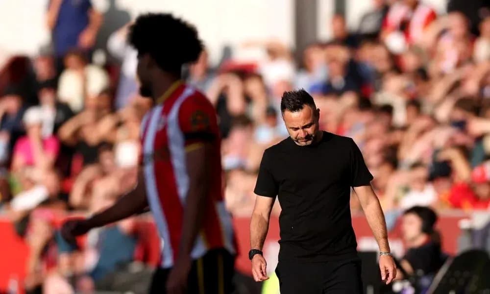 Entrenador caminando en campo durante partido Entrenador caminando en campo durante partido