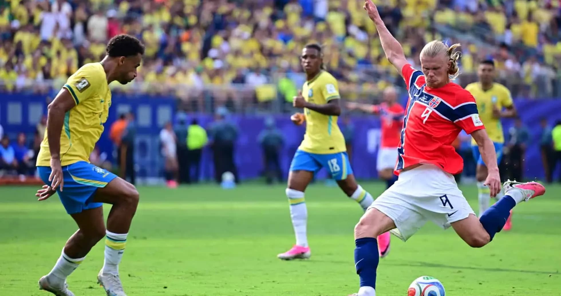 Jugador brasileño desafiando a jugador noruego Jugador brasileño desafiando a jugador noruego