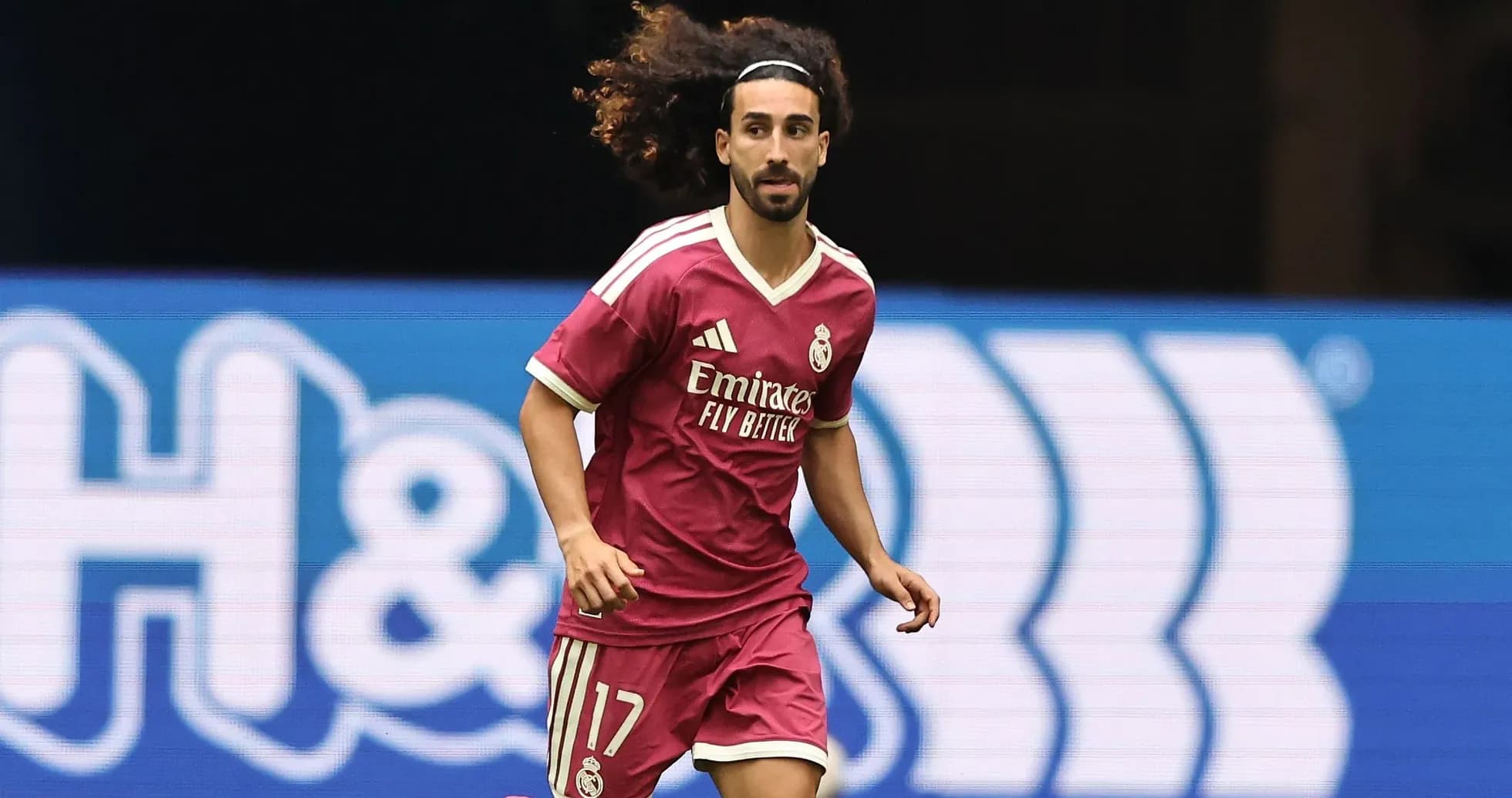 Jugador de Real Madrid corriendo en uniforme rosa Jugador de Real Madrid corriendo en uniforme rosa