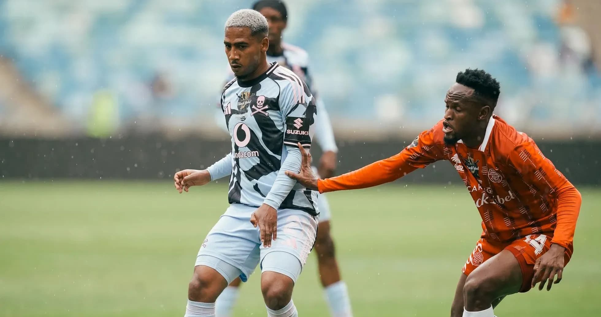 Jugador de fútbol esquivando a un oponente en lluvia Jugador de fútbol esquivando a un oponente en lluvia