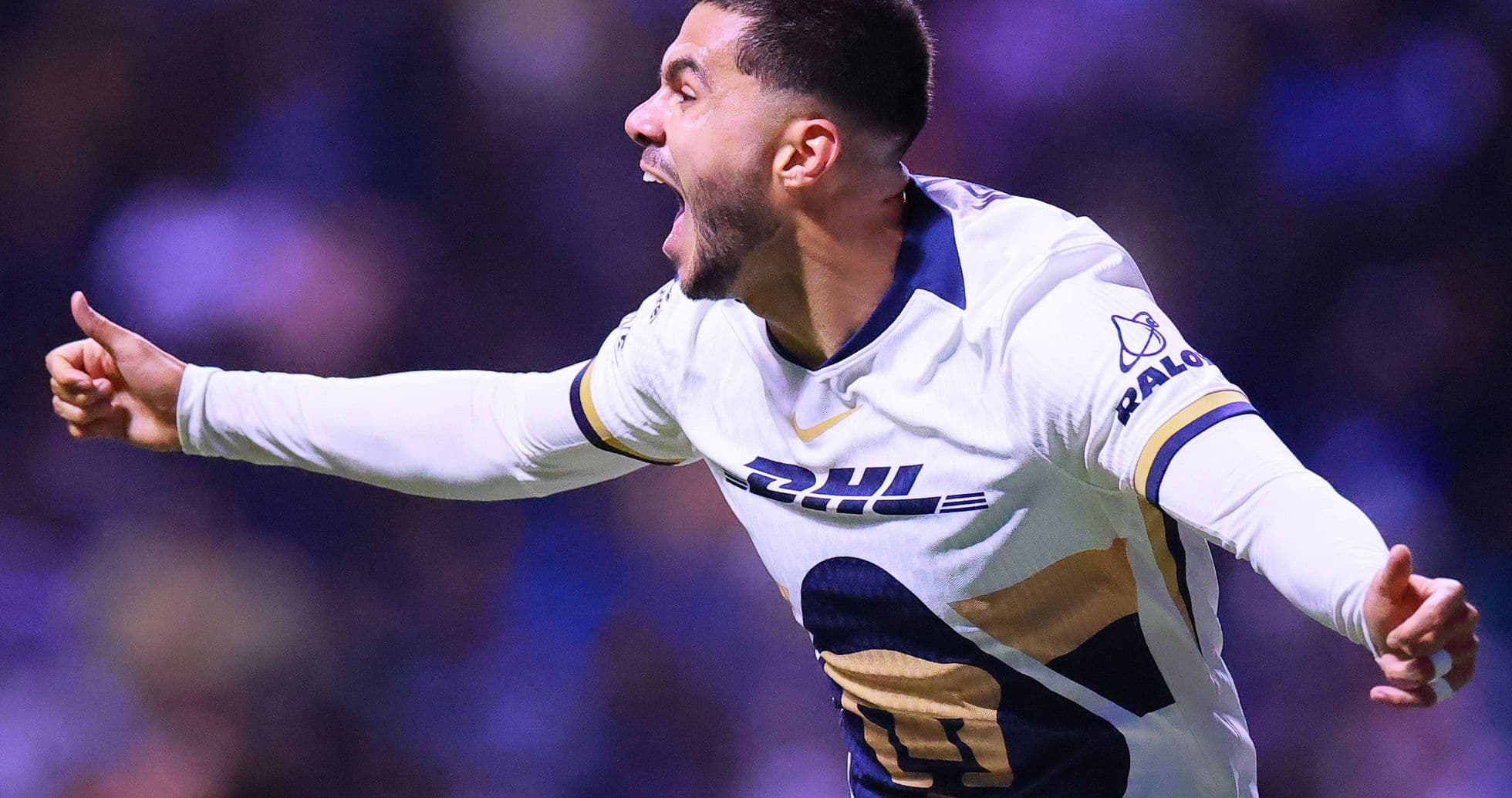 Jugador de Pumas celebra un gol Jugador de Pumas celebra un gol