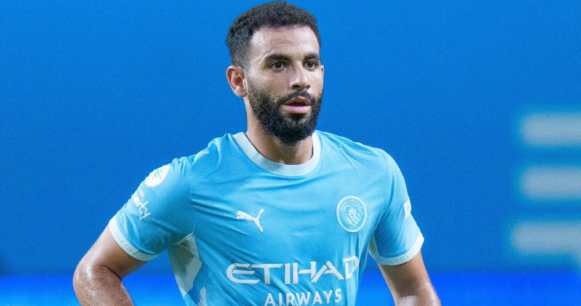 Jugador de Manchester City en uniforme azul en el campo Jugador de Manchester City en uniforme azul en el campo