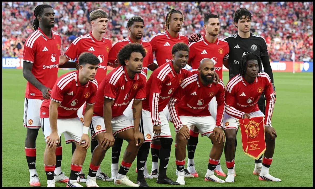 Equipo de Manchester United posando en el campo Equipo de Manchester United posando en el campo