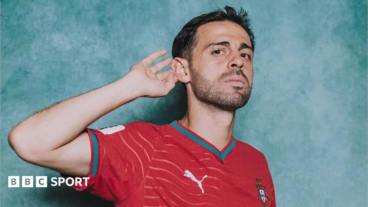 Jugador con camiseta roja de Portugal posando Jugador con camiseta roja de Portugal posando