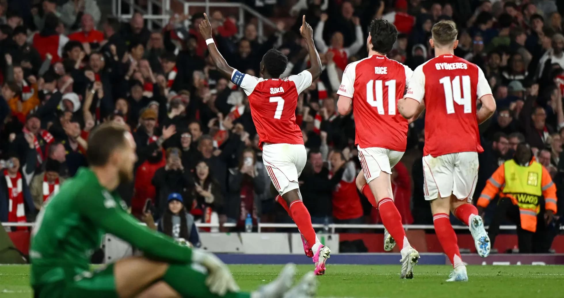 Saka celebra un gol durante el partido Saka celebra un gol durante el partido
