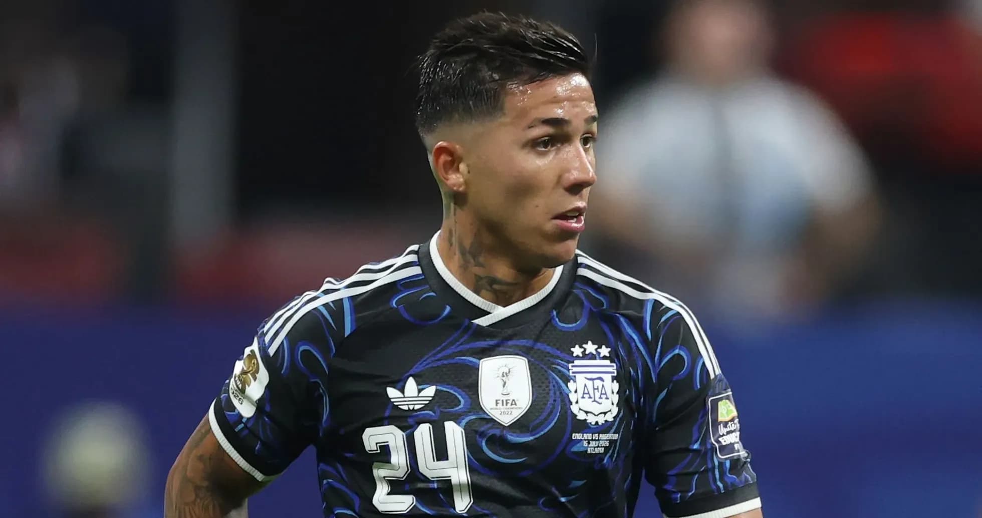 Jugador de Argentina con camiseta negra en el campo Jugador de Argentina con camiseta negra en el campo