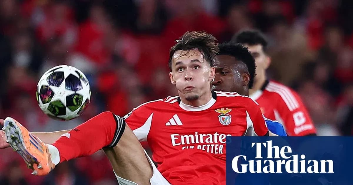 Jugador de Benfica controla el balón en el aire Jugador de Benfica controla el balón en el aire