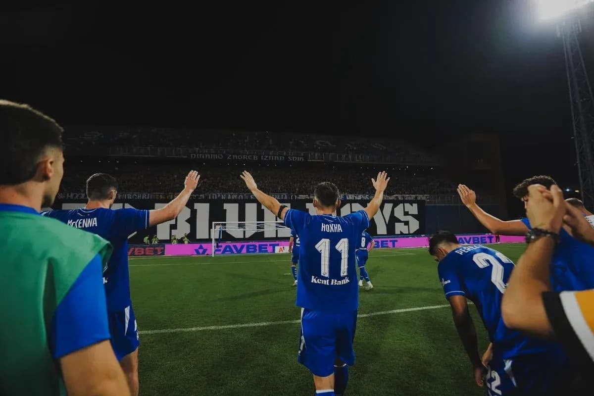 Jugadores de Dinamo Zagreb celebrando con los aficionados Jugadores de Dinamo Zagreb celebrando con los aficionados