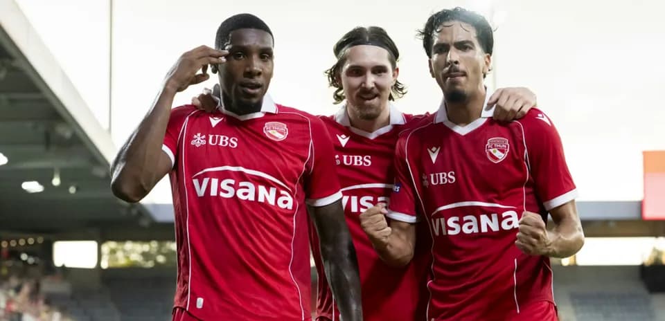 Tres jugadores de FC Thun celebrando un gol Tres jugadores de FC Thun celebrando un gol