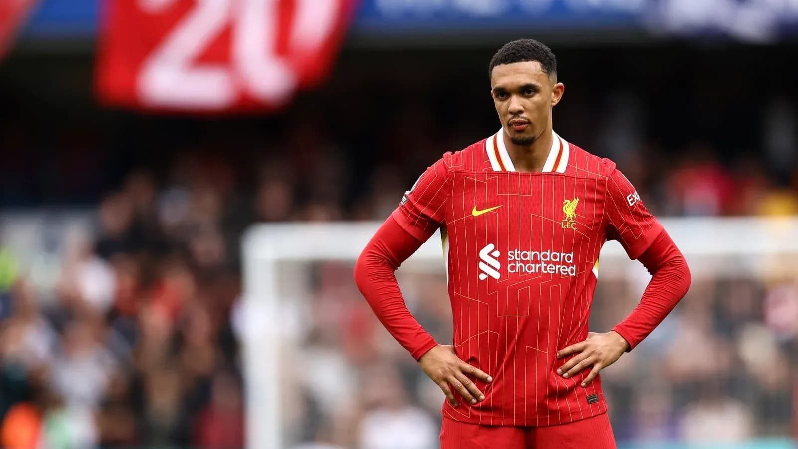 Jugador de Liverpool en el campo con uniforme rojo Jugador de Liverpool en el campo con uniforme rojo