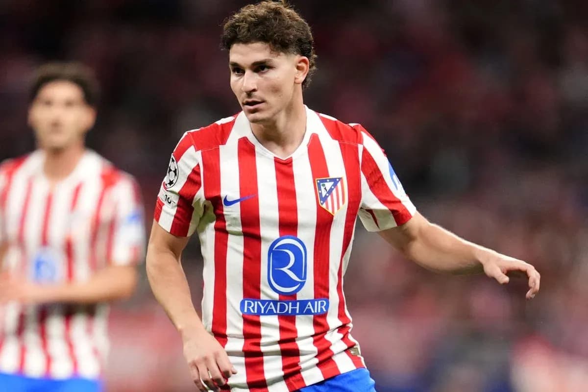 Jugador de Atlético de Madrid en acción durante partido Jugador de Atlético de Madrid en acción durante partido