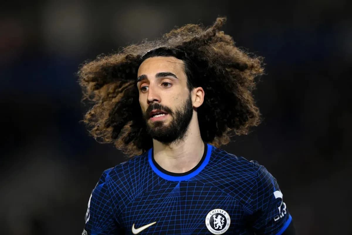 Jugador de Chelsea con cabello rizado en campo Jugador de Chelsea con cabello rizado en campo