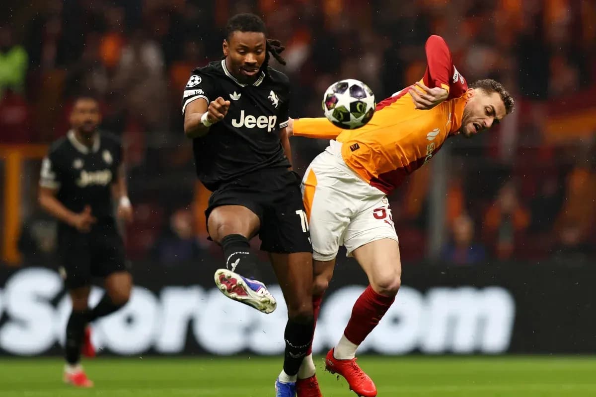 Jugador de Galatasaray despejando el balón en partido Jugador de Galatasaray despejando el balón en partido