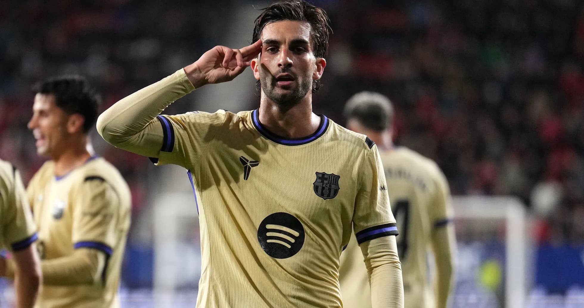 Jugador de Barcelona celebrando un gol con saludo militar Jugador de Barcelona celebrando un gol con saludo militar