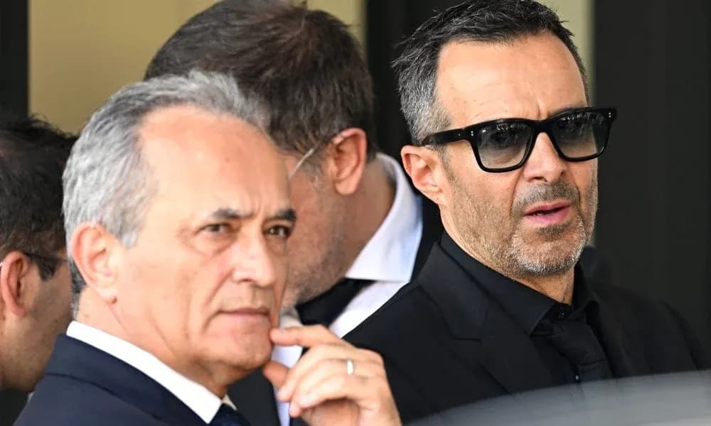 Dos hombres en trajes oscuros con gafas de sol Dos hombres en trajes oscuros con gafas de sol