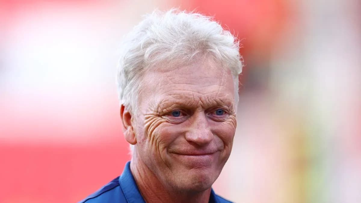 Entrenador sonriendo antes del partido Entrenador sonriendo antes del partido