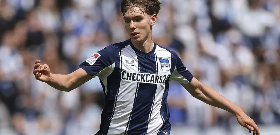 Jugador de Hertha BSC corriendo en el campo Jugador de Hertha BSC corriendo en el campo
