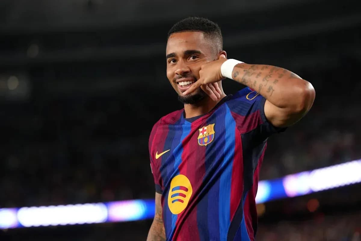 Jugador de Barcelona celebrando con gesto de teléfono Jugador de Barcelona celebrando con gesto de teléfono