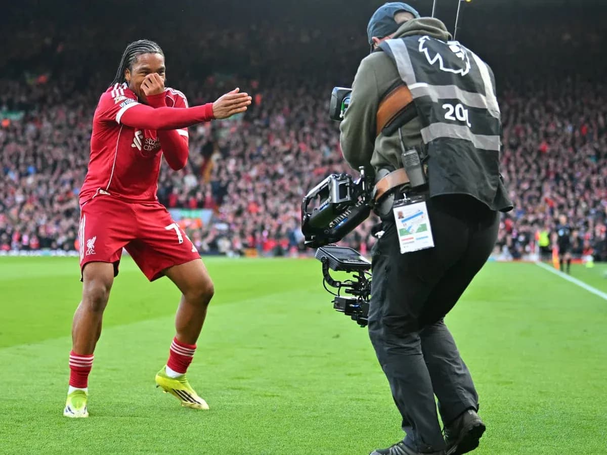 Jugador de Liverpool celebrando un gol Jugador de Liverpool celebrando un gol