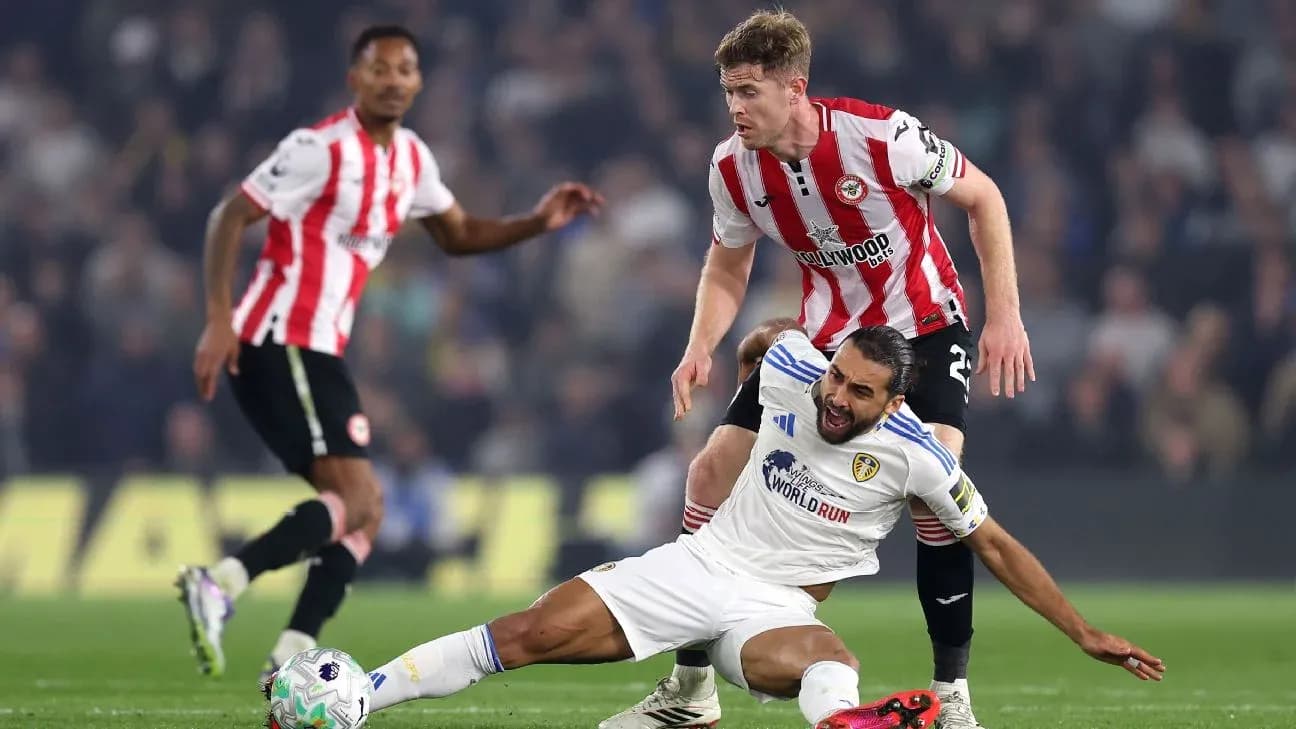 Jugador de Leeds cae durante el partido Jugador de Leeds cae durante el partido
