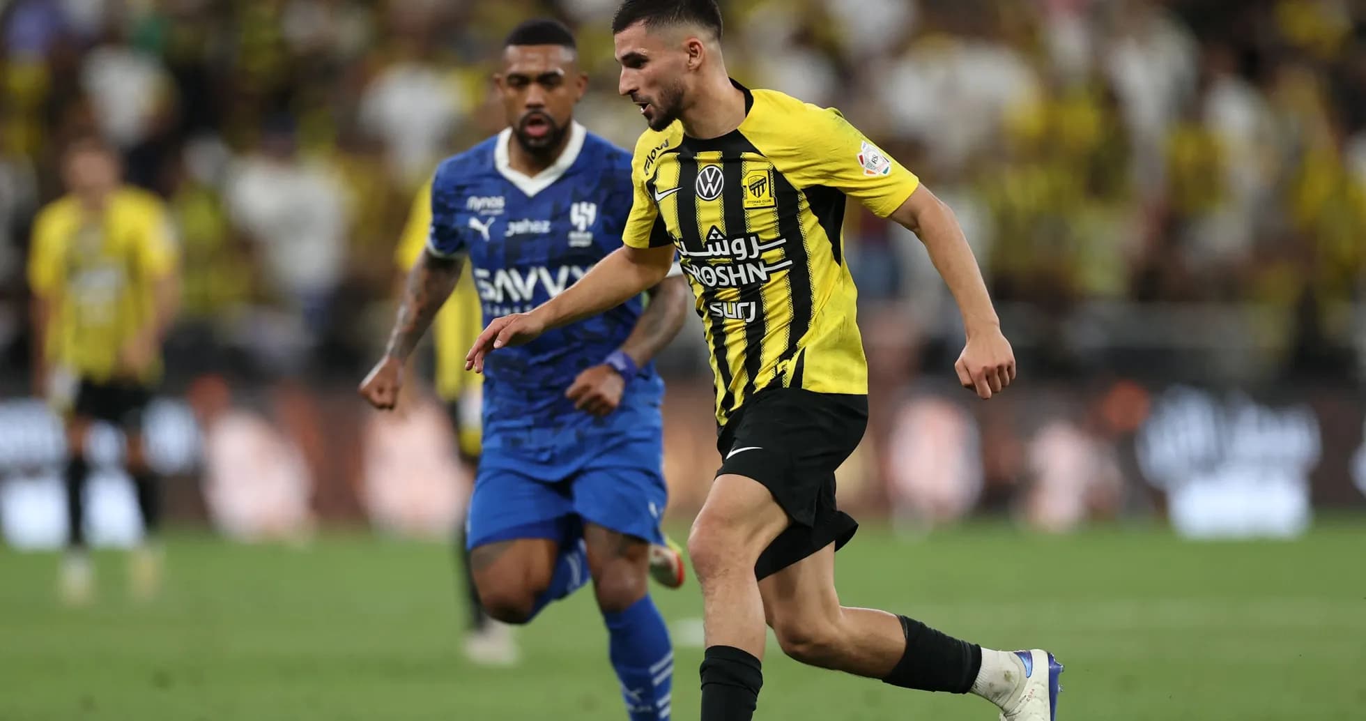 Jugador de Ittihad avanzando con el balón en partido Jugador de Ittihad avanzando con el balón en partido
