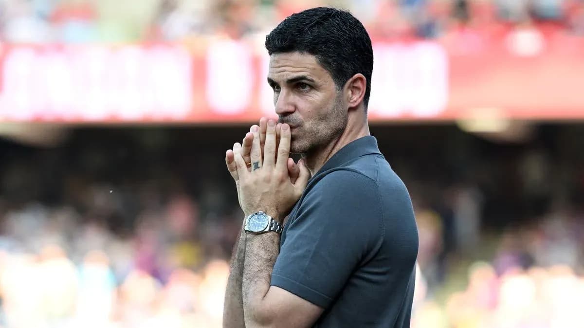 Entrenador en la línea de banda durante un partido Entrenador en la línea de banda durante un partido