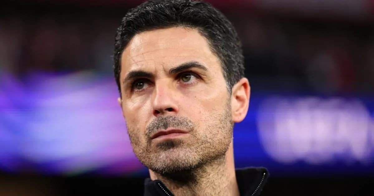 Entrenador observando el partido desde la línea de banda Entrenador observando el partido desde la línea de banda