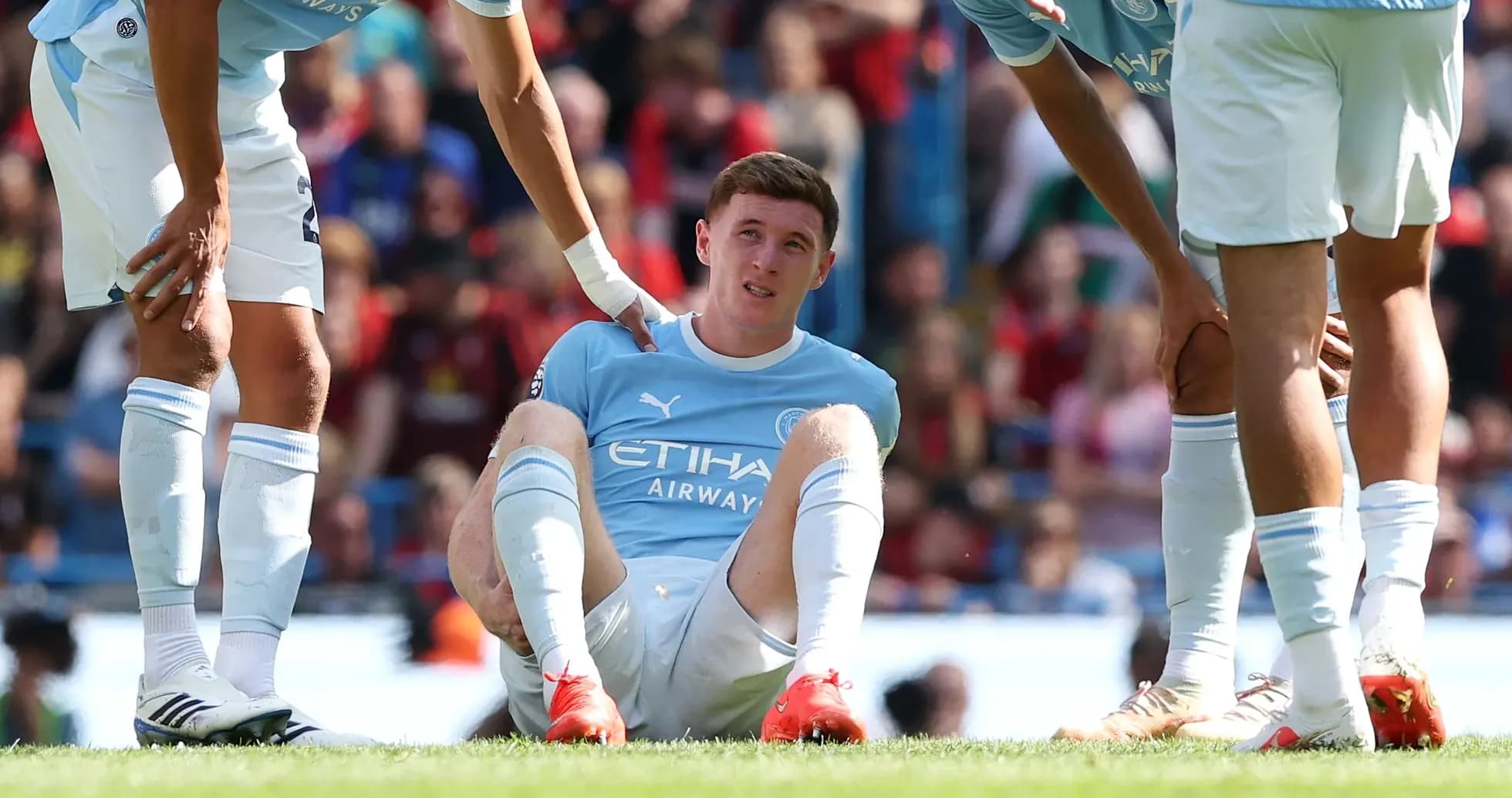 Jugador de Manchester City sentado tras lesión Jugador de Manchester City sentado tras lesión