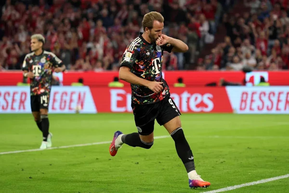 Jugador corriendo tras anotar un gol en partido Jugador corriendo tras anotar un gol en partido