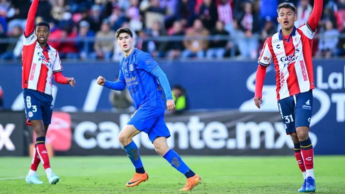 Jugadores de Atlético San Luis y Chivas en acción Jugadores de Atlético San Luis y Chivas en acción