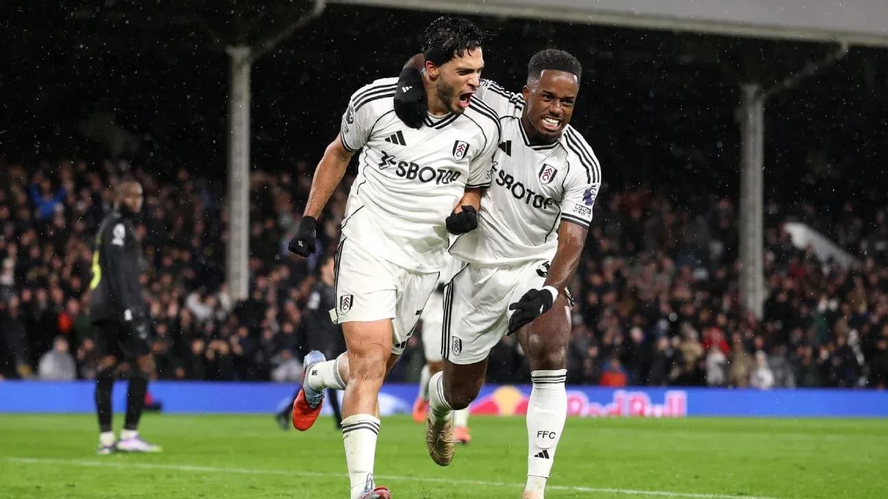 Dos jugadores de Fulham celebrando un gol Dos jugadores de Fulham celebrando un gol