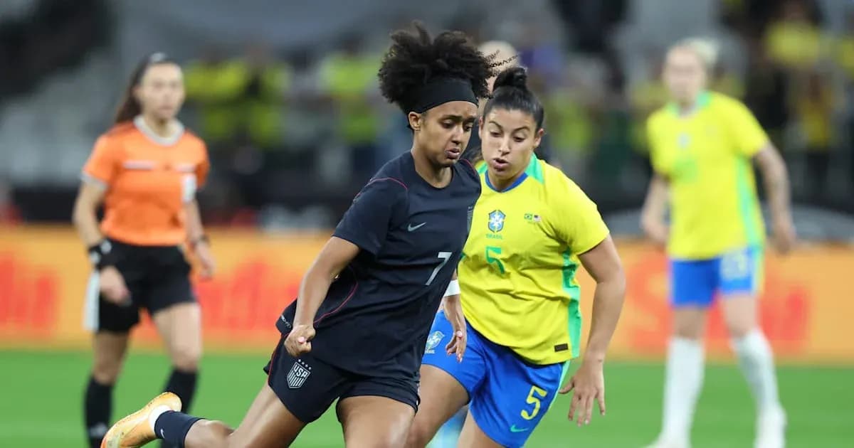Jugadora de EE. UU. driblando ante rival de Brasil Jugadora de EE. UU. driblando ante rival de Brasil