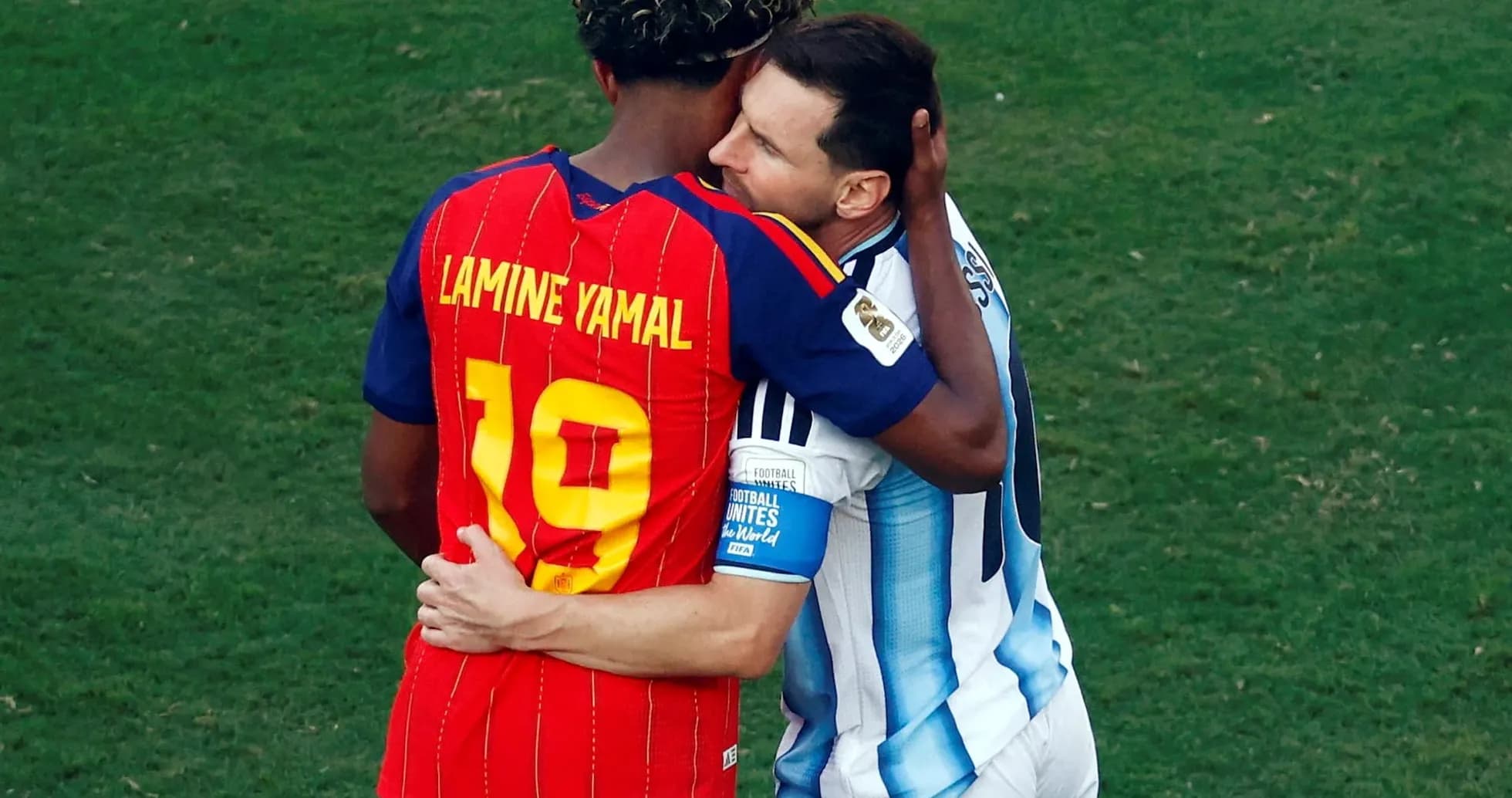 Lamine Yamal y Messi se abrazan en el partido Lamine Yamal y Messi se abrazan en el partido