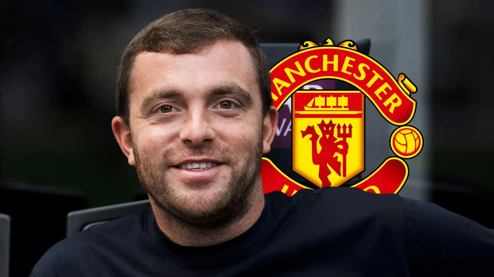 Persona sonriendo con logo de Manchester United de fondo Persona sonriendo con logo de Manchester United de fondo