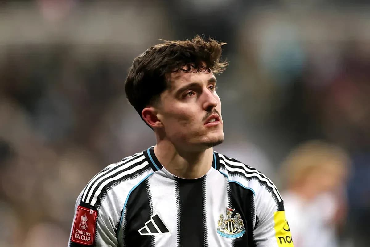 Jugador de Newcastle United en el campo de juego Jugador de Newcastle United en el campo de juego