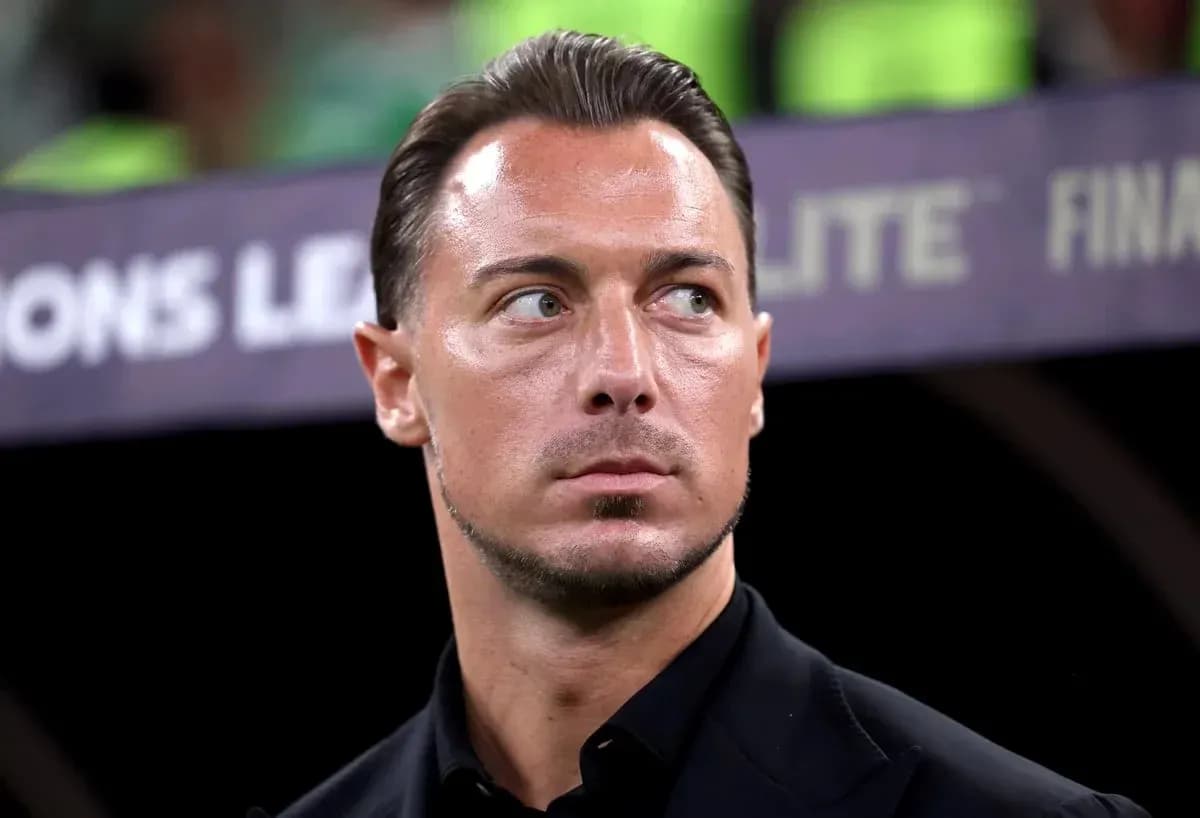 Entrenador observando el partido desde la línea de banda Entrenador observando el partido desde la línea de banda