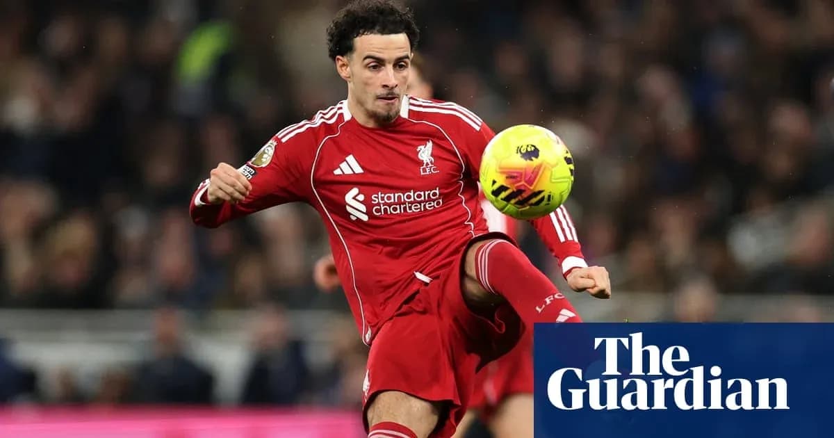 Jugador de Liverpool controlando el balón en el partido Jugador de Liverpool controlando el balón en el partido