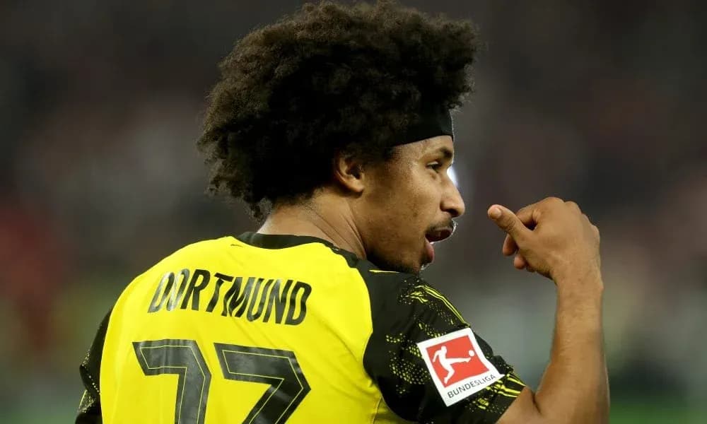 Jugador de Dortmund señalando su camiseta durante el partido Jugador de Dortmund señalando su camiseta durante el partido