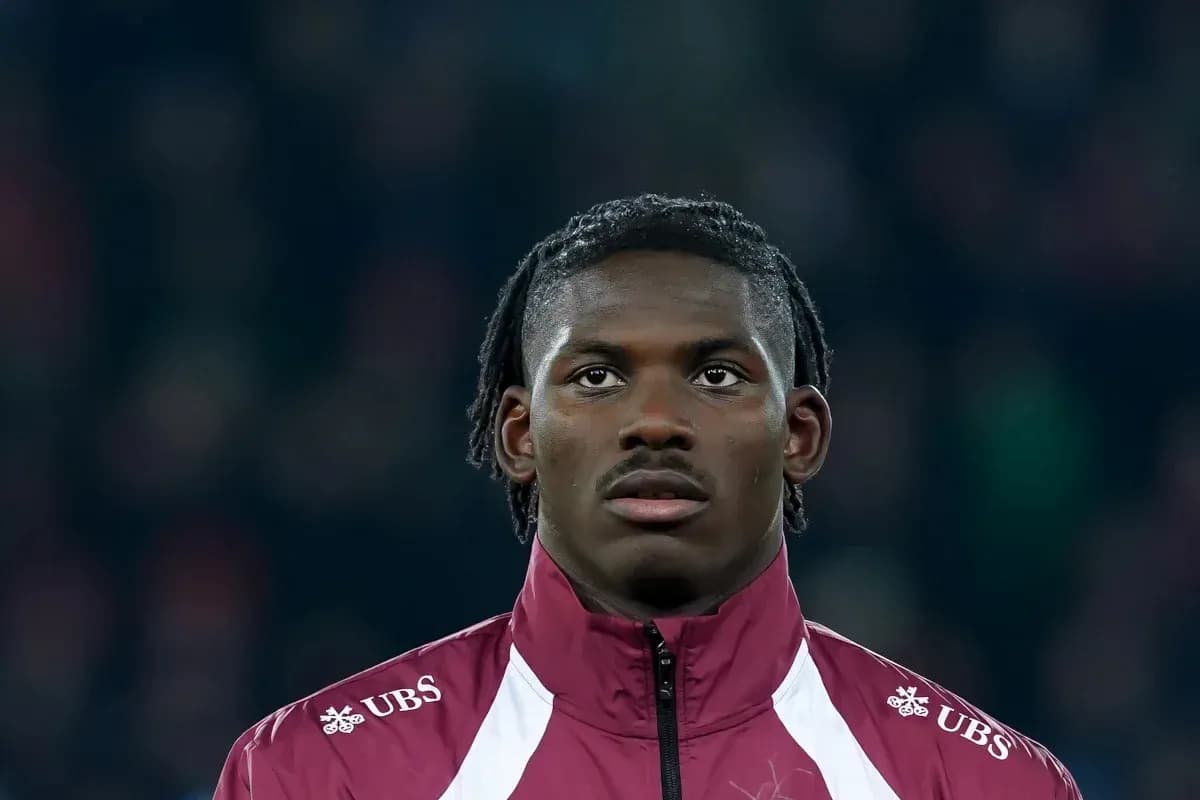 Jugador en uniforme mirando al frente en el campo Jugador en uniforme mirando al frente en el campo