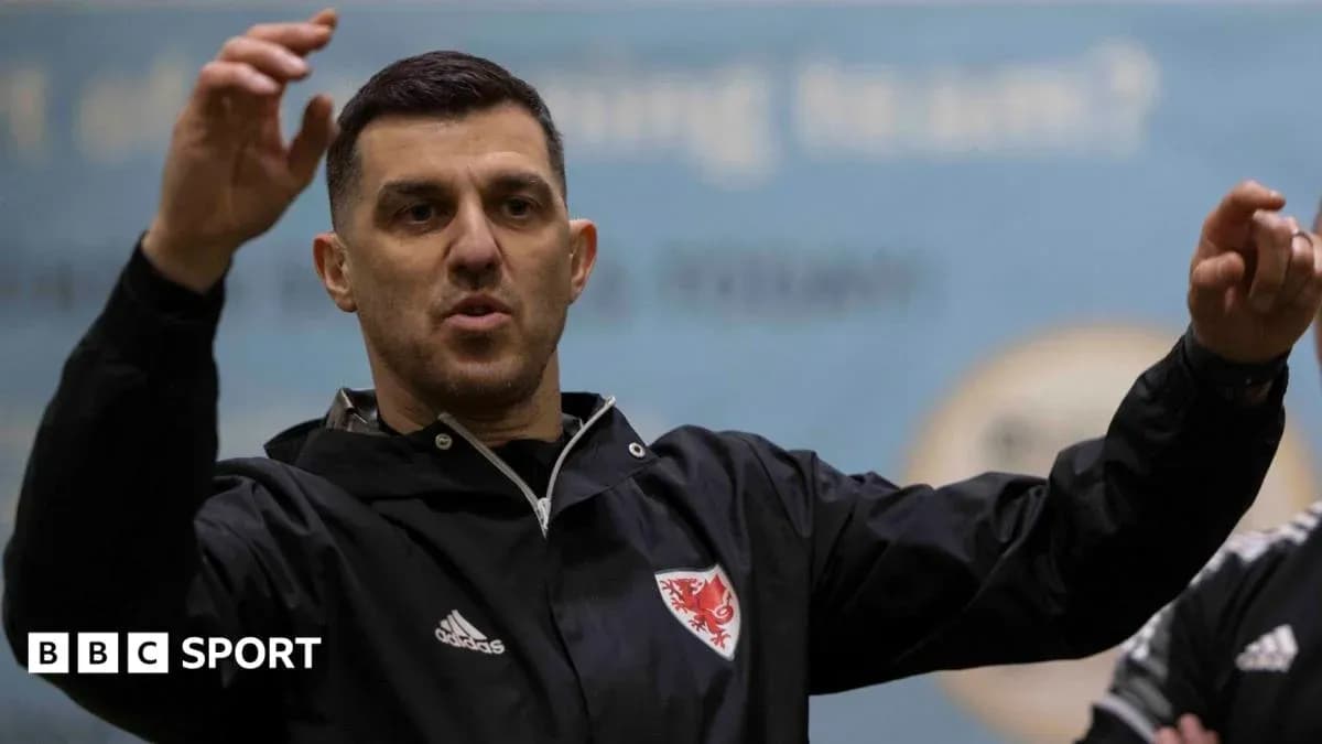 Entrenador hablando durante sesión de entrenamiento Entrenador hablando durante sesión de entrenamiento