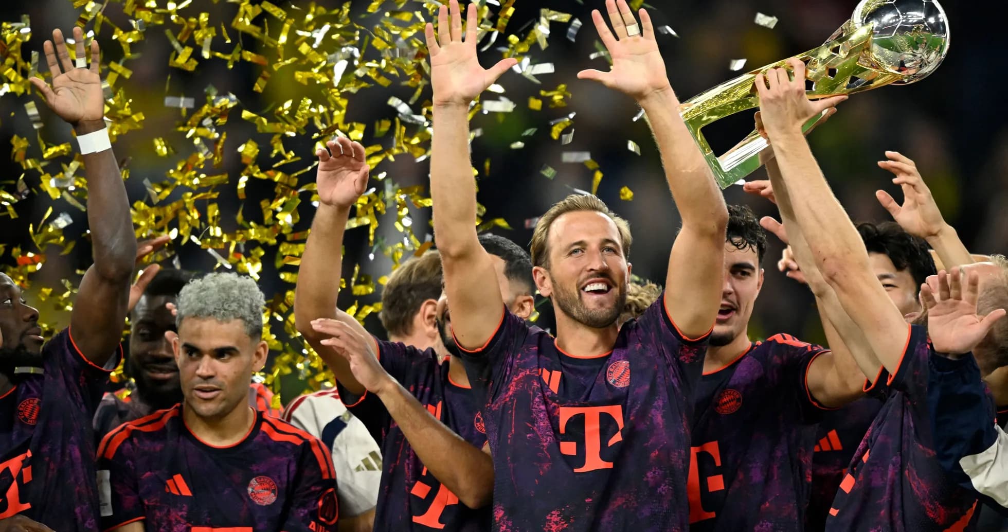 Jugadores de Bayern Múnich celebrando con trofeo y confeti Jugadores de Bayern Múnich celebrando con trofeo y confeti