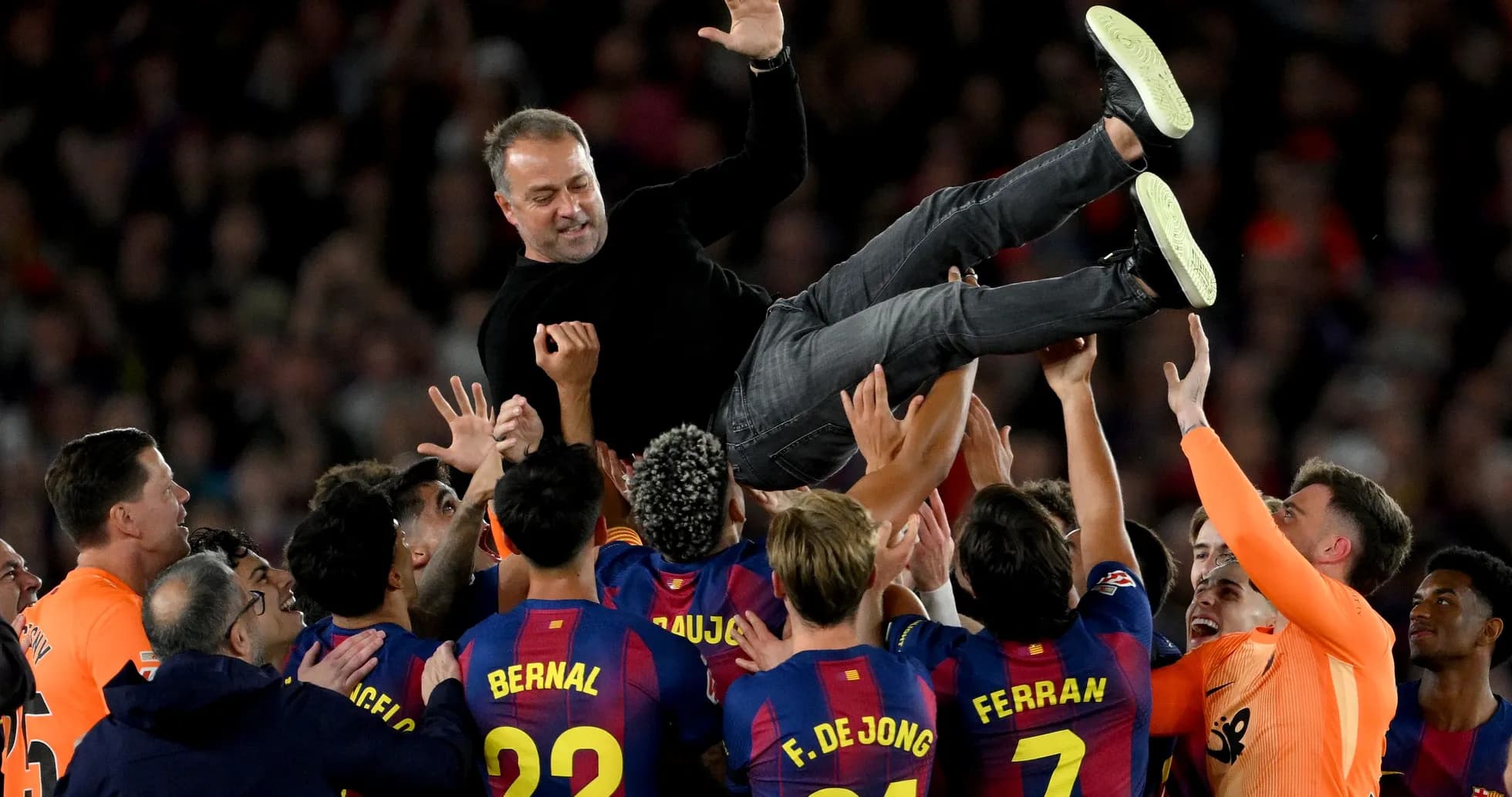 Entrenador siendo levantado por jugadores del FC Barcelona Entrenador siendo levantado por jugadores del FC Barcelona