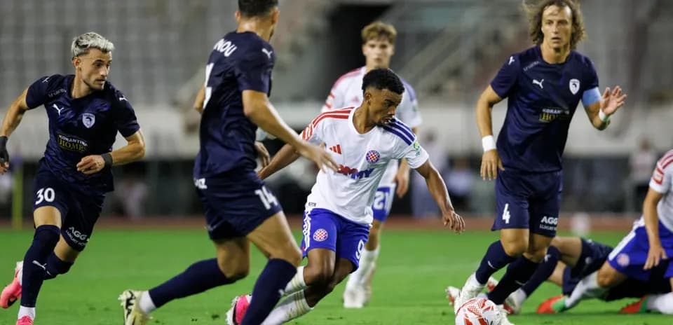 Jugadores de Pafos y Hajduk Split en acción Jugadores de Pafos y Hajduk Split en acción