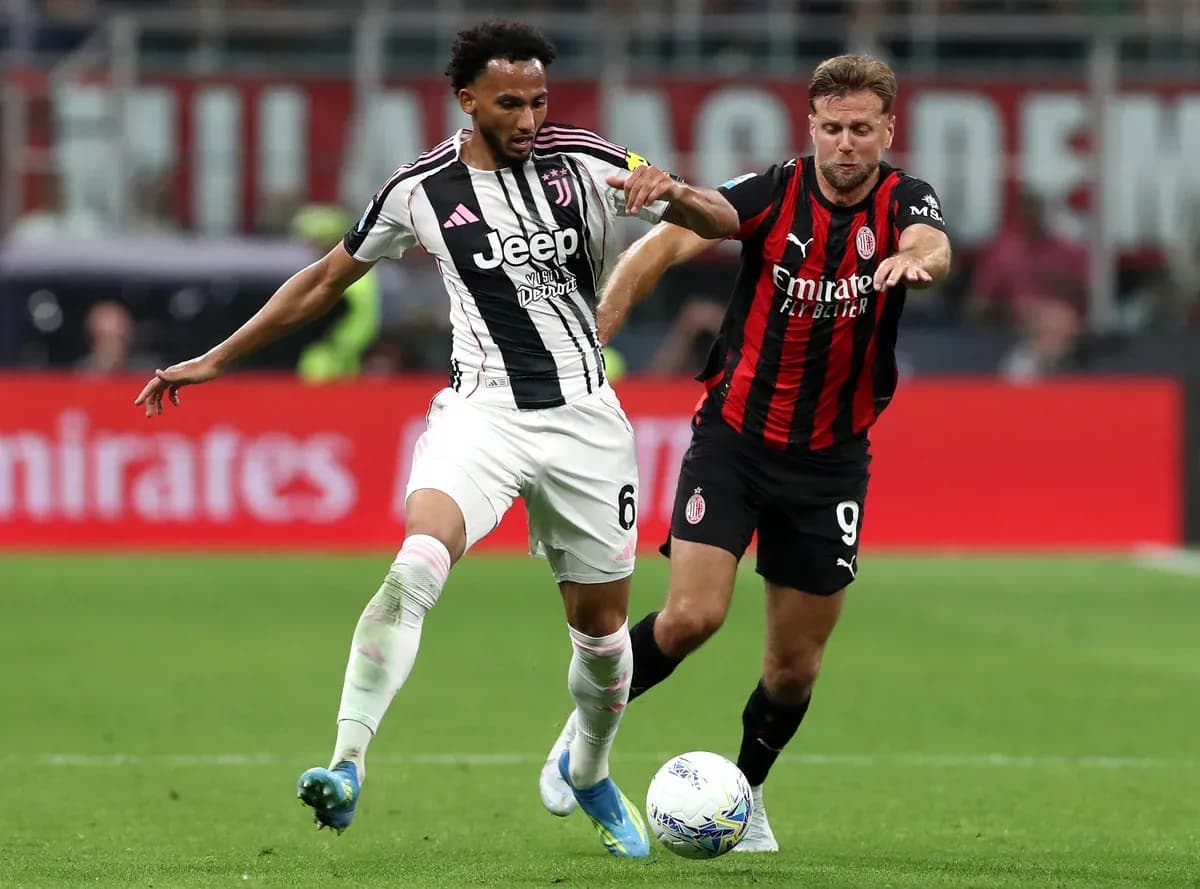 Jugador de Juventus y AC Milan luchando por el balón Jugador de Juventus y AC Milan luchando por el balón