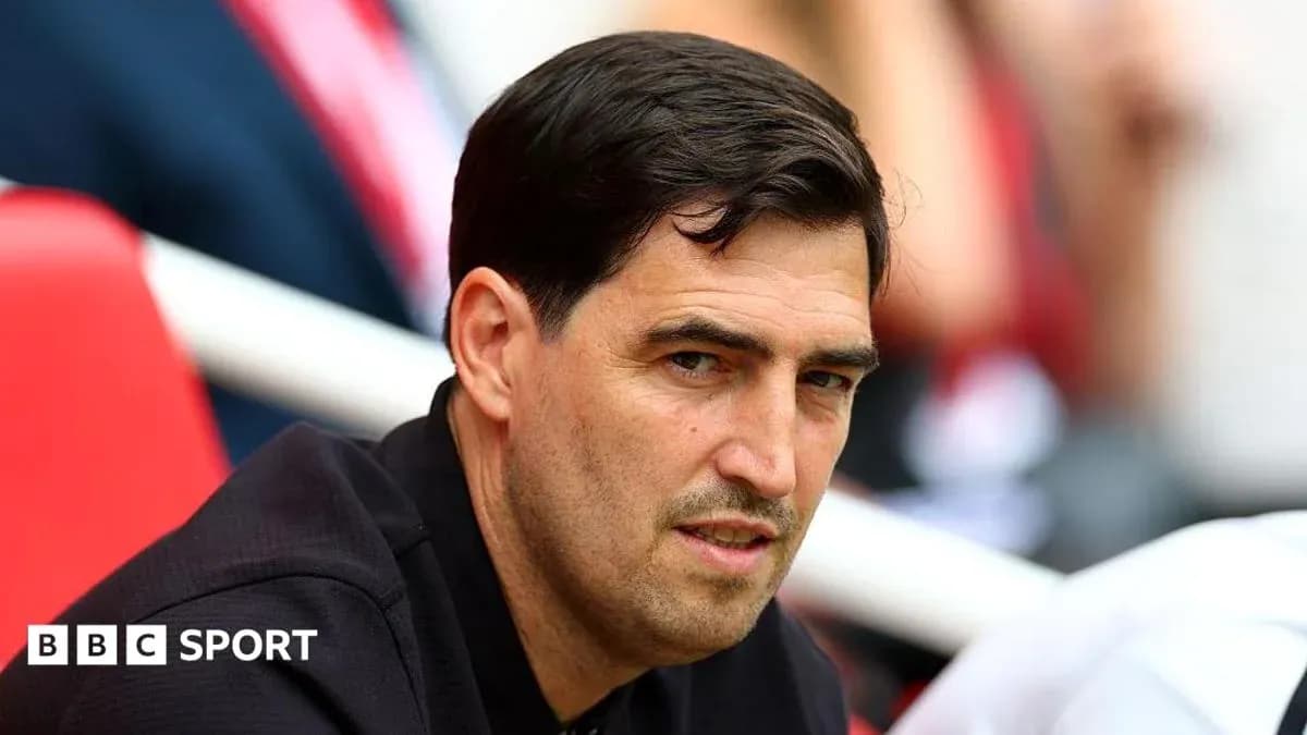 Entrenador observando el partido desde la grada Entrenador observando el partido desde la grada